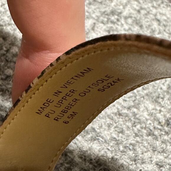 Michael Kors Snake Skin Print Block Heel Ankle Strap Sandals Size 6.5M - Picture 8 of 10